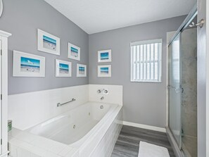 Douche, baignoire Ă jets, sĂšche-cheveux, serviettes fournies