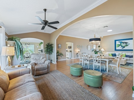 Smart TV. 3/2 Designer in the Village of Del Mar near the Spanish Springs Towne Square