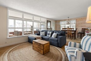 TV, offices - Harris Ave Hideaway | Private Deck | Near Marina (Hampton)