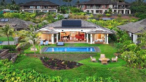 Un complexe hôtelier comprenant plusieurs bâtiments, une piscine et une végétation luxuriante.