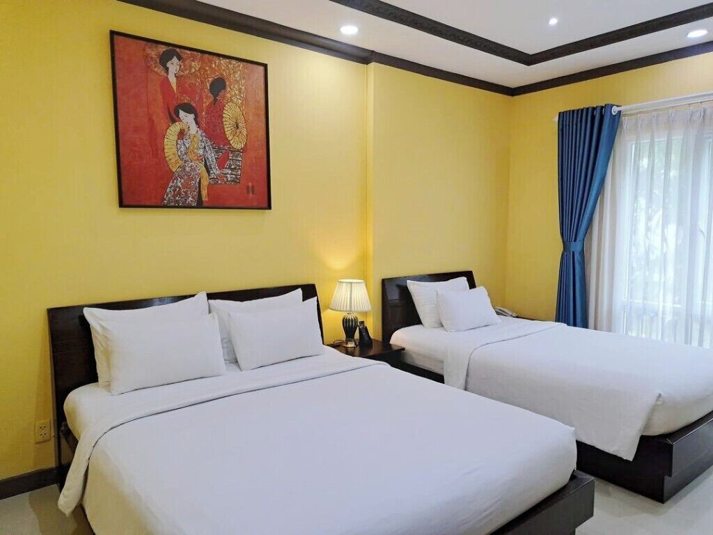 Habitación triple de lujo | Ropa de cama de alta calidad y caja de seguridad en la habitación 