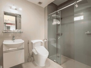 Executive Room | Bathroom | Bathtub, deep-soaking bathtub, designer toiletries, hair dryer - La Serena Hotel & Apartment (Ho Chi Minh City)