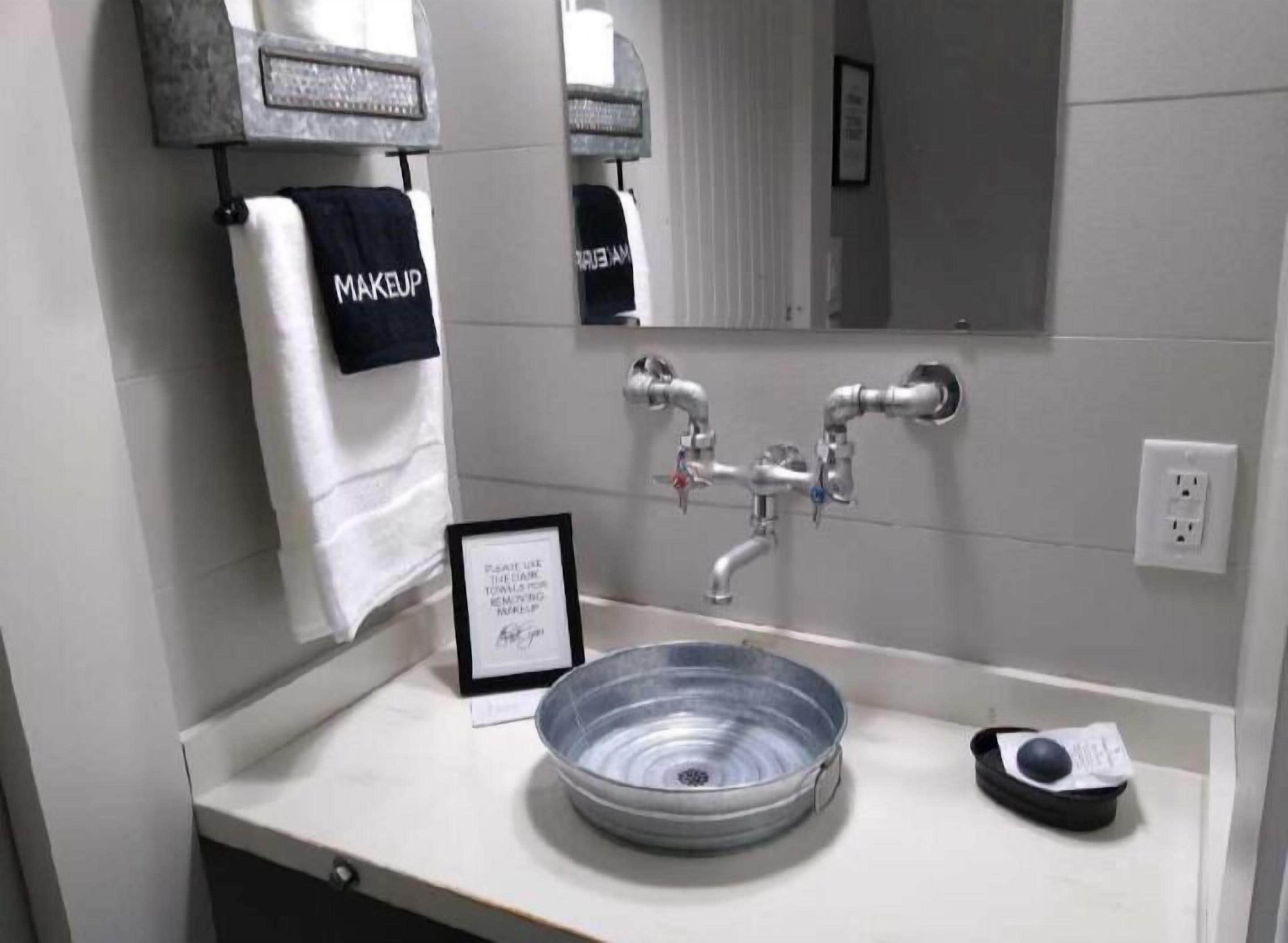 Suite | Baño | Regadera, regadera tipo lluvia, secadora de cabello, jabón 