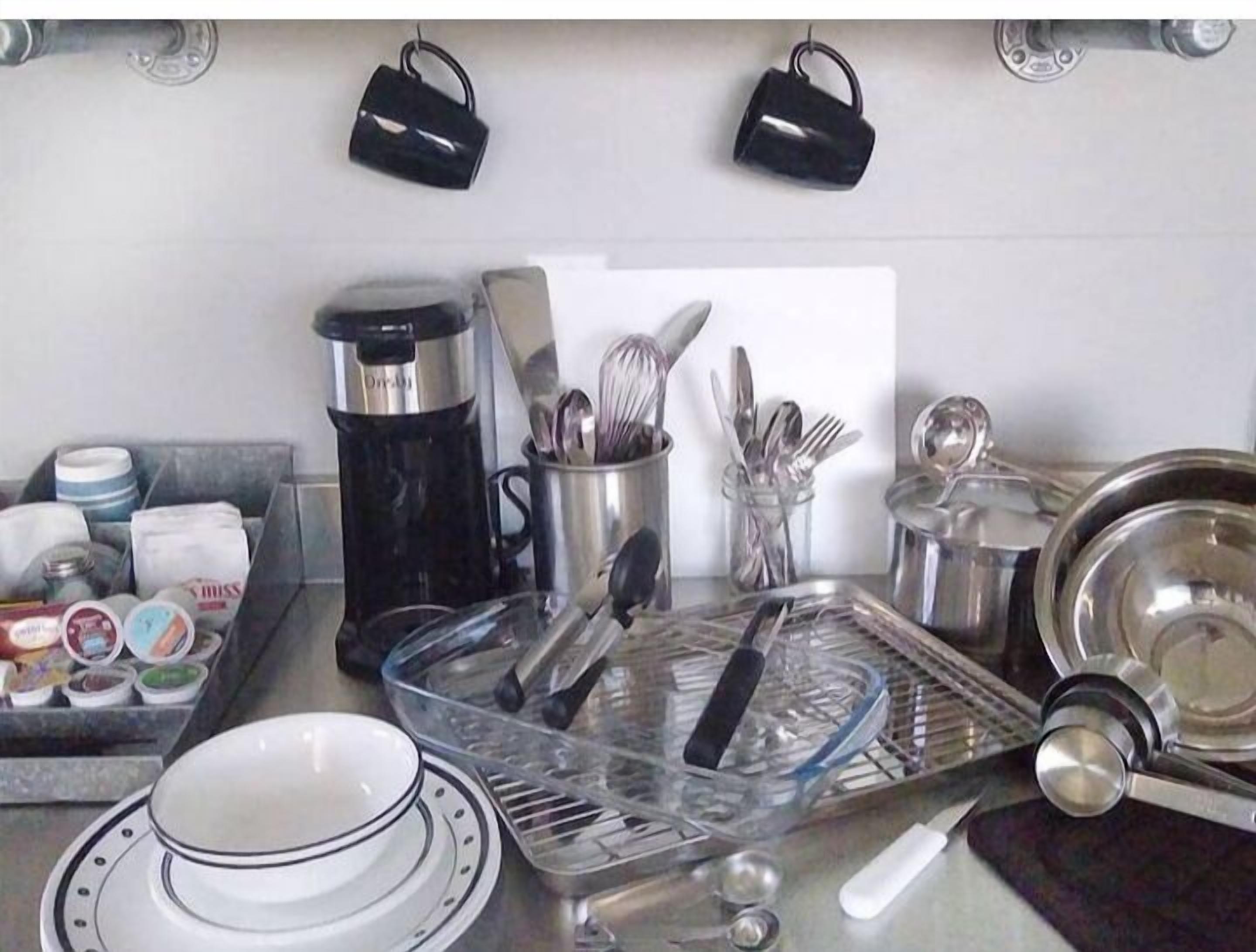 Suite | Private kitchen | Full-size fridge, microwave, oven, stovetop