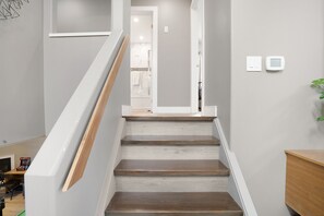 Interior - Elegant Safe Haven W/ Home Theatre,Arcades, MSG Chair, Bckyrd ,Skylight near 401 (Courtice)