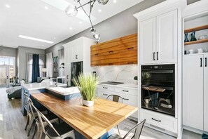 Fridge, microwave, oven, stovetop - Elegant Safe Haven W/ Home Theatre,Arcades, MSG Chair, Bckyrd ,Skylight near 401 (Courtice)