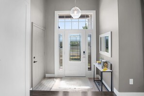 Interior - Elegant Safe Haven W/ Home Theatre,Arcades, MSG Chair, Bckyrd ,Skylight near 401 (Courtice)