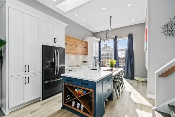 Fridge, microwave, oven, stovetop - Elegant Safe Haven W/ Home Theatre,Arcades, MSG Chair, Bckyrd ,Skylight near 401 (Courtice)