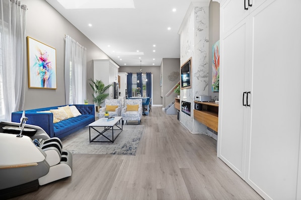 Smart TV, chimenea, videojuegos y futbolito 