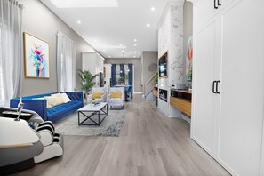 Smart TV, fireplace, video games, table football - Elegant Safe Haven W/ Home Theatre,Arcades, MSG Chair, Bckyrd ,Skylight near 401 (Courtice)