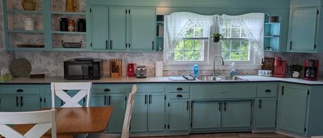 Réfrigérateur, four à micro-ondes, surface de cuisson, cafetiÚre-théiÚre