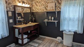 Douche, sĂšche-cheveux, serviettes fournies, savon