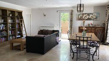 Télévision, table de tennis de table, livres