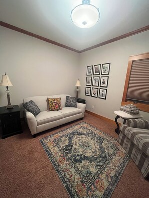 Smart TV, fireplace, ping pong, books