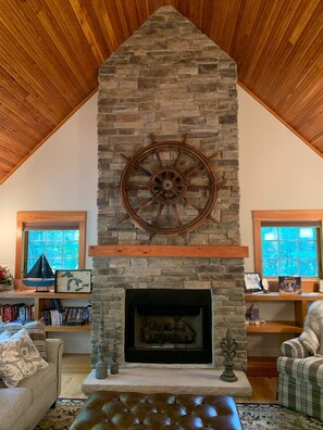 Smart-TV, Kamin, Tischtennisplatte, Bücher