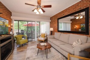 TV, fireplace, DVD player, offices - Close 2 Dollywood~Rustic~Sleeps 6~Family Fun (Pigeon Forge)