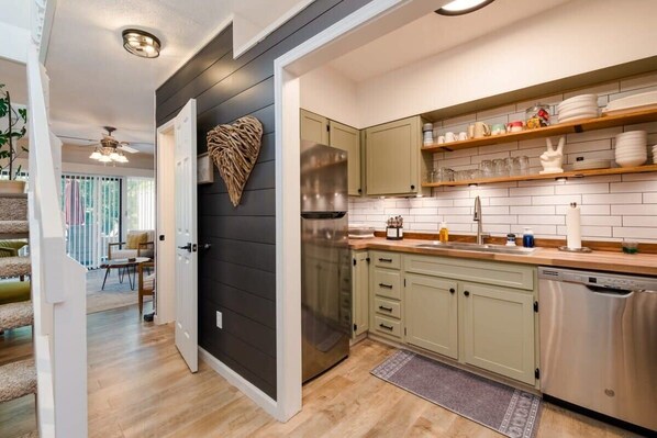 Fridge, microwave, oven, stovetop - Close 2 Dollywood~Rustic~Sleeps 6~Family Fun (Pigeon Forge)