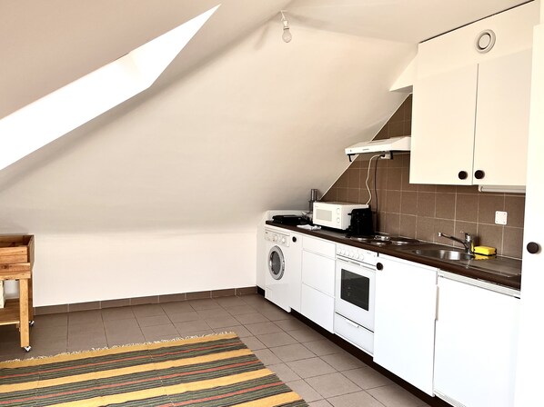 Frigorífico, microondas, horno y máquina de café espresso