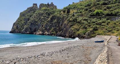 HOUSE 1 MINUTE FROM THE SEA, 8 KM FROM TAORMINA 30 KM FROM THE HIGHEST POINT OF ETNA