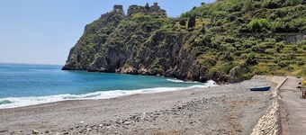 HOUSE 1 MINUTE FROM THE SEA, 8 KM FROM TAORMINA 30 KM FROM THE HIGHEST POINT OF ETNA
