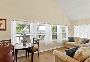 Télévision, lecteur de DVD, chaîne hi-fi