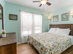 3 bedrooms, iron/ironing board, travel crib, WiFi - Cozy Cottage with Private Hot Tub and Lake Access (Pullman)
