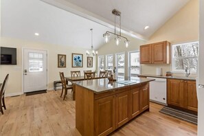 Fridge, microwave, oven, stovetop - Cozy Cottage with Private Hot Tub and Lake Access (Pullman)