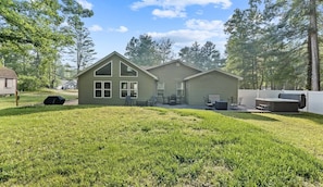Outdoor dining - Cozy Cottage with Private Hot Tub and Lake Access (Pullman)