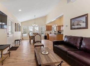 TV, DVD player, streaming services - Cozy Cottage with Private Hot Tub and Lake Access (Pullman)