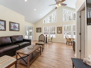 TV, DVD player, streaming services, offices - Cozy Cottage with Private Hot Tub and Lake Access (Pullman)