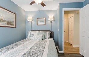 3 bedrooms, iron/ironing board, travel crib, WiFi - Cozy Cottage with Private Hot Tub and Lake Access (Pullman)