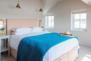 4 bedrooms, iron/ironing board, free WiFi, bed sheets - 10 Buckley Street -  the perfect seaside haven, moments from the beach (Salcombe)