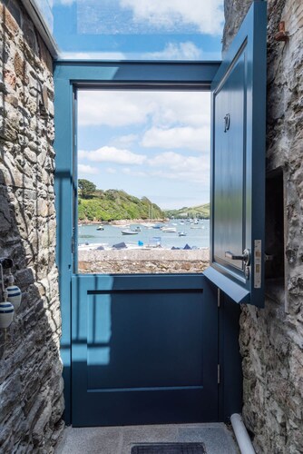 The Old Lobster Pot -  a beautiful, luxury waterfront cottage in the centre of Salome