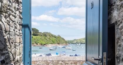 The Old Lobster Pot - a beautiful, luxury waterfront cottage in the centre of Salome