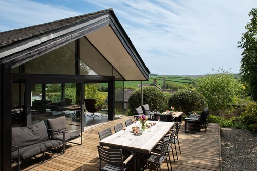 Quarry House -  An architecturally inspiring house with sea views