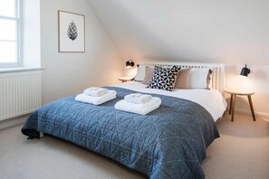 3 bedrooms, iron/ironing board, free WiFi, bed sheets - Upper Seaton -  a duplex apartment that sleeps 5 guests  in 3 bedrooms (Salcombe)