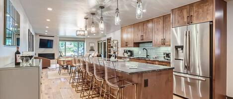 Réfrigérateur, micro-ondes, plaque de cuisson, lave-vaisselle