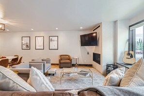 Una televisión, una chimenea