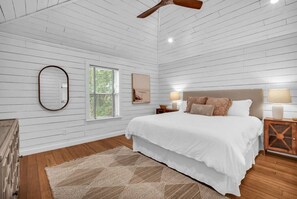 4 slaapkamers, een bureau, een strijkplank/strijkijzer, wifi