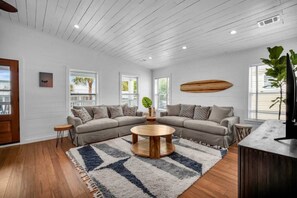 TV - Sol House  Summer of Love Tybee Getaway w/Pool (Tybee Island)