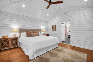 4 bedrooms, desk, iron/ironing board, WiFi - Sol House  Summer of Love Tybee Getaway w/Pool (Tybee Island)