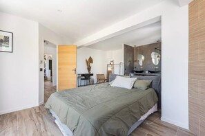 5 bedrooms, desk, iron/ironing board, travel cot