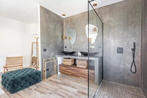 Een douche, een haardroger, handdoeken, zeep