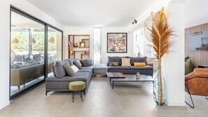 Una sala moderna con un sofá seccional gris, una mesa de centro y una estantería.