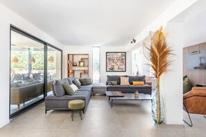 Téléviseur connecté, foyer, table de baby-foot, table de ping-pong