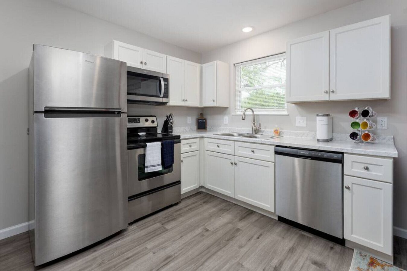 Réfrigérateur, micro-ondes, four, plaque de cuisson