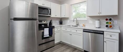 Refrigerador, microondas, horno y parrilla de estufa