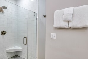 Dusche, Haartrockner, Handtücher, Seife