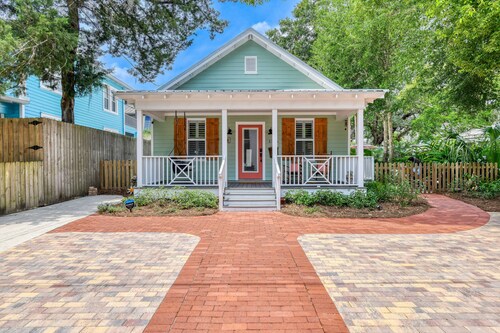 Location! Stylish Downtown Cottage...Walk to everything! 