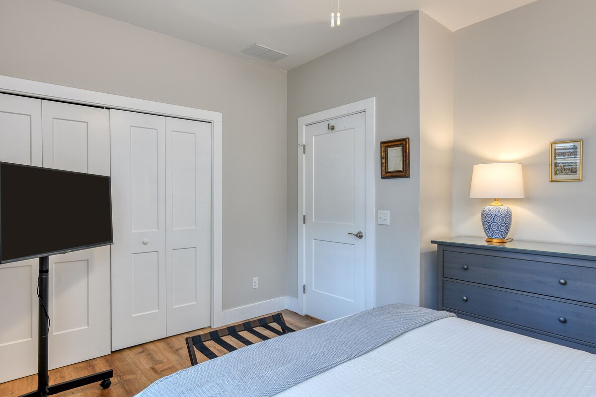 Photo 15 of Location! Stylish Downtown Cottage...Walk to everything!